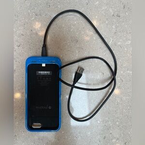Mophie power bank, for cell phone. Too far from a plug, charge & use power bank